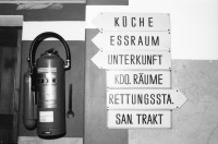 Image of sheet 20020630 photo 12: Gotthard Hospiz militärische Festung
Im ehemaligen Artilleriewerk Sasso da Pigna mit Festungsveteran Luigi Genoni Réduit 
Die Festung Sasso da Pigna ist ein Schweizer Artilleriewerk auf dem Gotthardpass.
Küchenutensilien Kücheninventar Waschraum Schlafraum Uniformen Elektrizitätswerk
Bad für Oberst Krankenzimmer Mic Marc
aus: Gotthard, das Hindernis verbindet
Kanton Tessin, Ticino Schweiz, Svizzera Switzerland