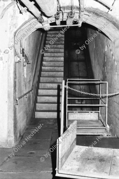 Image of sheet 20020640 photo 16: Gotthard Hospiz militärische Festung Die Festung Sasso da Pigna ist ein Schweizer Artilleriewerk auf dem Gotthardpass.
Im ehemaligen Artilleriewerk Sasso da Pigna Réduit Elektrizitätswerk mit Festungsveteran Luigi Genoni (1926) 2002 √

aus: Gotthard, das Hindernis verbindet. Kanton Tessin, Ticino Schweiz Svizzera Switzerland