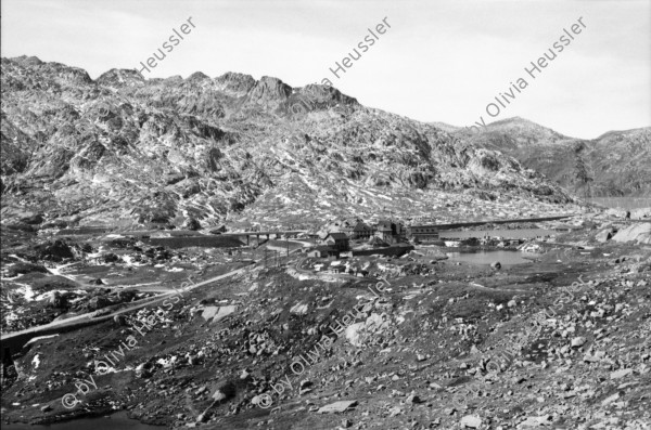 Image of sheet 20020640 photo 6: Gotthard Hospiz militärische Festung Die Festung Sasso da Pigna ist ein Schweizer Artilleriewerk auf dem Gotthardpass.
Im ehemaligen Artilleriewerk Sasso da Pigna mit Festungsveteran Luigi Genoni (1926) Réduit Elektrizitätswerk 
Treppenschacht mit Munitionslift zu den kampfräumen im oberen Teil der Festung 
Sicht von Aussen
ab neg. nr. 27 Festung Foppa Grande oberhalb Airolo Minenwerfer mit Stahlkuppel. Severo della Vecchia an der Drehlafette einer Festungskanone
aus: Gotthard, das Hindernis verbindet. Kanton Tessin, Ticino Schweiz Svizzera Switzerland