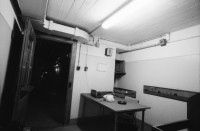 Image of sheet 20020650 photo 4: Gotthard Hospiz militärische Festung Die Festung Sasso da Pigna ist ein Schweizer Artilleriewerk auf dem Gotthardpass.
Im ehemaligen Artilleriewerk Sasso da Pigna mit Festungsveteran Luigi Genoni (1926) Réduit Elektrizitätswerk
Vorhang auf für den «Bison». Seit 1999 ersetzt das neue Schweizer Festungsgeschütz die ausgedienten Kanonen des Réduits national.
Treppenschacht mit Munitionslift zu den kampfräumen im oberen Teil der Festung
Sicht von Aussen Camouflage Mimikry Felsattrappe
 an der Drehlafette einer Festungskanone

aus: Gotthard, das Hindernis verbindet. Kanton Tessin, Ticino Schweiz Svizzera Switzerland