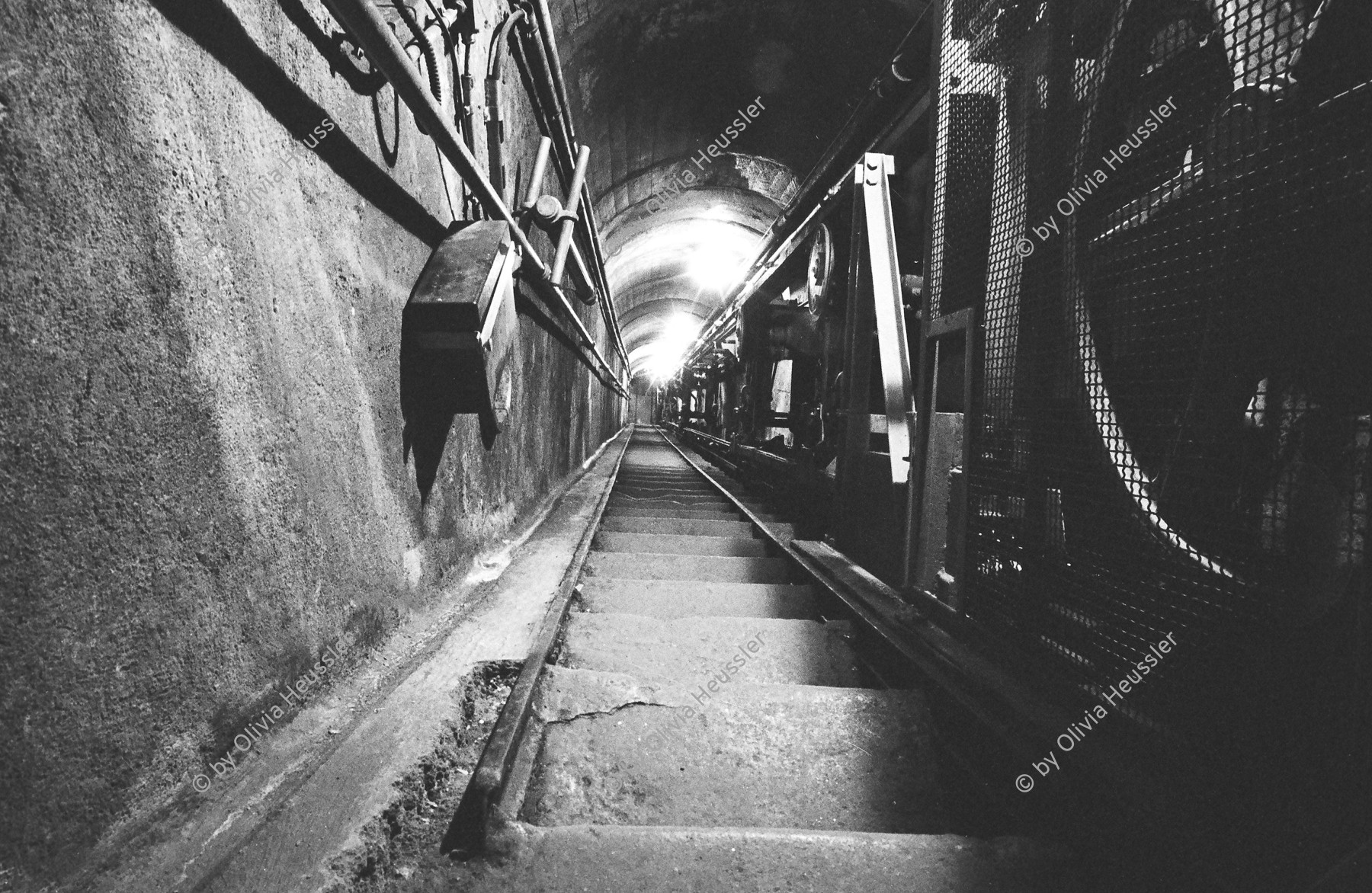 Image of sheet 20020660 photo 11: Gotthard militärische Festung, Treppenschacht mit Munitionslift
Im ehemaligen Artilleriewerk Réduit im oberen Teil der Festung Foppa Grande oberhalb Airolo Réduits national.
Die militärische Festung Foppa Grande ist ein Schweizer Artilleriewerk 
Festungsgeschütz:
Die 10,5-cm-Turmkanone L52 ist eine in einen Panzerturm fest eingebaute 10,5-cm-Kanone 39 der Schweizer Armee. Diese Festungsgeschütze wurden mit der Aufgabe der Artillerie-Werke Mitte der 1990er Jahre ausser Dienst gestellt.

aus: Gotthard, das Hindernis verbindet. Kanton Tessin, Ticino Schweiz Svizzera Switzerland
2002 √