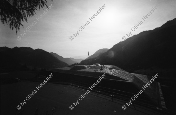 Image of sheet 20020660 photo 24: Severo della Vecchia vor 10 1/2 mm Geschütz an der Drehlafette einer Festungskanone Gotthard militärische Festung Treppenschacht mit Munitionslift
Im ehemaligen Artilleriewerk Réduit im oberen Teil der Festung Foppa Grande oberhalb Airolo Minenwerfer mit Stahlkuppel. 
Schweizer Festungsgeschütz die ausgedienten Kanonen des Réduits national.
Gotthard Die militärische Festung Foppa Grande ist ein Schweizer Artilleriewerk 
Festungsgeschütz:
Die 10,5-cm-Turmkanone L52 ist eine in einen Panzerturm fest eingebaute 10,5-cm-Kanone 39 der Schweizer Armee. Diese Festungsgeschütze wurden mit der Aufgabe der Artillerie-Werke Mitte der 1990er Jahre ausser Dienst gestellt.

aus: Gotthard, das Hindernis verbindet. Kanton Tessin, Ticino Schweiz Svizzera Switzerland

Blick über das Forte Airolo in die Leventina 
Im ehemaligen Réduit lagern Riserva Merlot 'Gran Secreto' Weinflaschen Festung dient als Weinkeller Im Museo Forte Airolo Lagern alte Munition