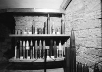 Image of sheet 20020660 photo 27: Severo della Vecchia vor 10 1/2 mm Geschütz an der Drehlafette einer Festungskanone Gotthard militärische Festung Treppenschacht mit Munitionslift
Im ehemaligen Artilleriewerk Réduit im oberen Teil der Festung Foppa Grande oberhalb Airolo Minenwerfer mit Stahlkuppel. 
Schweizer Festungsgeschütz die ausgedienten Kanonen des Réduits national.
Gotthard Die militärische Festung Foppa Grande ist ein Schweizer Artilleriewerk 
Festungsgeschütz:
Die 10,5-cm-Turmkanone L52 ist eine in einen Panzerturm fest eingebaute 10,5-cm-Kanone 39 der Schweizer Armee. Diese Festungsgeschütze wurden mit der Aufgabe der Artillerie-Werke Mitte der 1990er Jahre ausser Dienst gestellt.

aus: Gotthard, das Hindernis verbindet. Kanton Tessin, Ticino Schweiz Svizzera Switzerland

Blick über das Forte Airolo in die Leventina 
Im ehemaligen Réduit lagern Riserva Merlot 'Gran Secreto' Weinflaschen Festung dient als Weinkeller Im Museo Forte Airolo Lagern alte Munition