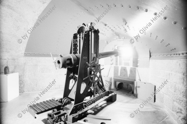 Image of sheet 20020660 photo 31: Severo della Vecchia vor 10 1/2 mm Geschütz an der Drehlafette einer Festungskanone Gotthard Hospiz militärische Festung
Im ehemaligen Artilleriewerk Réduit im oberen Teil der Festung Foppa Grande oberhalb Airolo Minenwerfer mit Stahlkuppel. 
Schweizer Festungsgeschütz, die ausgedienten Kanonen des Réduits national.
Gotthard Die militärische Festung Foppa Grande ist ein Schweizer Artilleriewerk 
Festungsgeschütz:
Die 10,5-cm-Turmkanone L52 ist eine in einen Panzerturm fest eingebaute 10,5-cm-Kanone 39 der Schweizer Armee. Diese Festungsgeschütze wurden mit der Aufgabe der Artillerie-Werke Mitte der 1990er Jahre ausser Dienst gestellt.

aus: Gotthard, das Hindernis verbindet. 
Kanton Tessin, Ticino Schweiz Svizzera Switzerland
2002 √