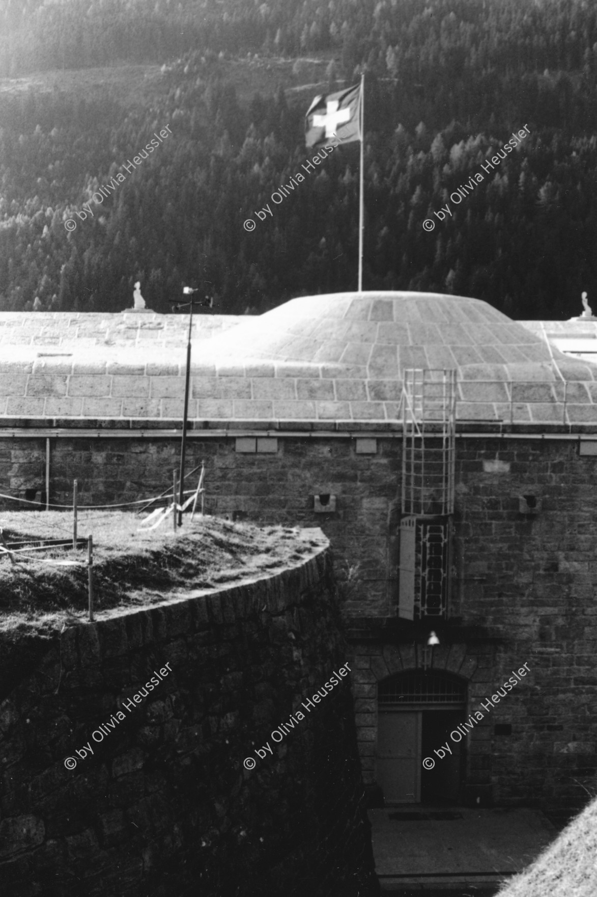 Image of sheet 20020670 photo 21: militärische Festung Airolo schweizer Fahne
Im Museo Forte Airolo lagern alte Munition
Schweiz, Switzerland, Svizzera, Kanton Tessin, Ticino, Europe Militär Military Army Via Gottardo
2002 √

© 2002, OLIVIA HEUSSLER / www.clic.li