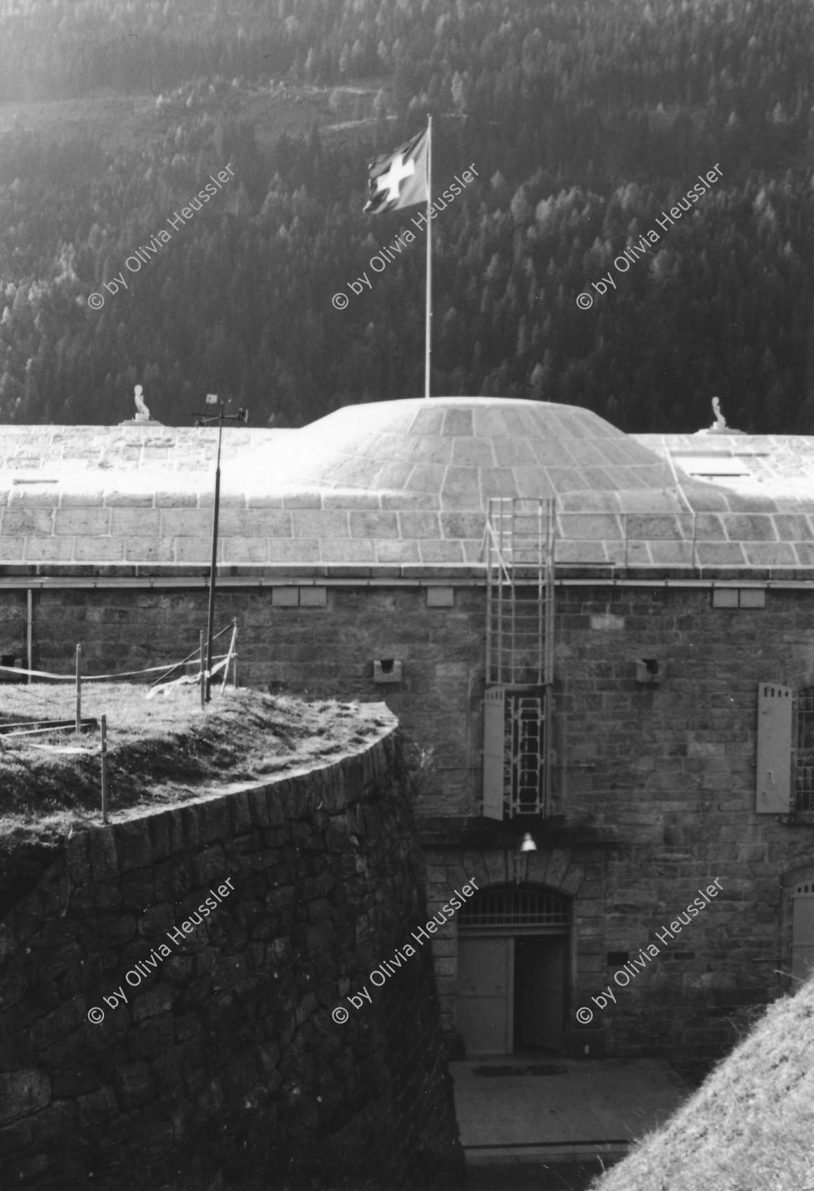 Image of sheet 20020670 photo 23: militärische Festung Airolo auf dem Dach weht die Schweizer Fahne Flagge
Im Museo Forte Airolo lagern alte Munition Schweiz, Switzerland, Svizzera, Kanton Tessin, Ticino, Europe Militär Military Army Via Gottardo
2002 √

© 2002, OLIVIA HEUSSLER / www.clic.li