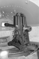 Image of sheet 20020670 photo 36: Drehlafette einer Festungskanone militärische Festung
Im ehemaligen Artilleriewerk Réduit im oberen Teil der Festung Foppa Grande oberhalb Airolo Minenwerfer mit Stahlkuppel.
Schweizer Festungsgeschütz die ausgedienten Kanonen des Réduits national.
Blick über das Forte Airolo in die Leventina
Im ehemaligen Réduit lagern Riserva Merlot 'Gran Secreto' Weinflaschen Festung dient als Weinkeller Im Museo Forte Airolo Lagern alte Munition
Abbildung General Guisan Forte Airolo Schachtel mit Parkdienstmaterial
aus: Gotthard, das Hindernis verbindet. Schweiz, Switzerland, Svizzera, Kanton Tessin, Ticino, Via Gottardo
