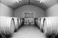 Image of sheet 20020670 photo 6: Im ehemaligen Réduit lagern Riserva Merlot 'Gran Secreto' Weinflaschen
