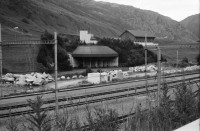 Image of sheet 20020680 photo 30: Autoschlangen auf der Nordachse des Gotthardpasses Teufelsstein am Nordportal Gotthard Strassentunnel Uri Wohnwagen Belüftungsanlage vor Operalpbahn Alis steht vor Flieger Denkmal und Passhöhentafel Gotthard Hospiz Cervelat Bratwurst Stand Urserental oberhalb Andermatt