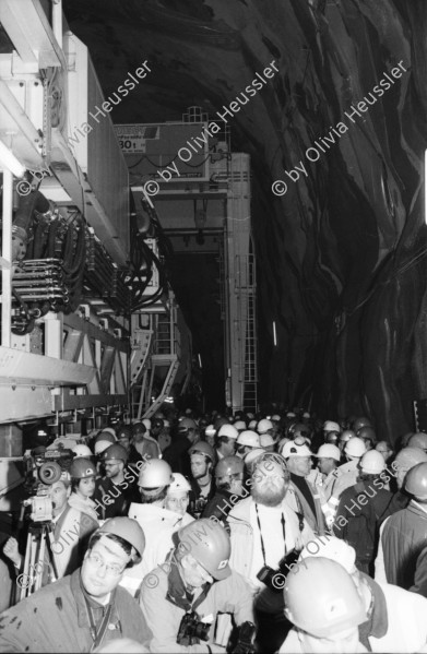 Image of sheet 20020690 photo 14: Segnung der ersten TBM Tunnelbohrmaschine in der Neat Basistunnel Bahntunnel im beisein von Neg nr. 20: Arturo Henninger Direktor Consorzio TAT, Regierungsrat Marco Borradori, Stelia Rossi und Peter Zbinden (re) neg nr. 33 a Vorsitzender der Geschäftsleitung AlpTransit Gotthard AG 
Einweihung der TBM 'Sissi' beim Südportal in Bodio
Auf der Baustelle in Bodio hat die erste Tunnelbohrmaschine die Vortriebsarbeit aufgenommen. Sie hat 15 km Fels bis Faido vor sich.

Marc Valance und Mic T. Ganz Tremola Gotthardpass Autostrasse San Gottardo 
aus: Gotthard, das Hindernis verbindet. Schweiz, Switzerland, Svizzera, Kanton Tessin, Ticino, Via Gottardo