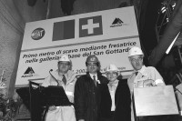 Image of sheet 20020690 photo 20: Segnung der ersten TBM Tunnelbohrmaschine des Neat Basis-Bahntunnel im Beisein von (v.l.n.r.) Arturo Henninger, Direktor des Consorzio TAT, Regierungsrat Marco Borradori, Madrina Stelia Rossi und Peter Zbinden (re) Vorsitzender der Geschäftsleitung AlpTransit Gotthard AG. 
Einweihung der TBM 'Sissi' beim Südportal in Bodio
Auf der Baustelle in Bodio hat die erste Tunnelbohrmaschine die Vortriebsarbeit aufgenommen. Sie hat 15 km Fels bis Faido vor sich.

aus: Gotthard, das Hindernis verbindet. 
Schweiz, Switzerland, Svizzera, Kanton Tessin, Ticino, Via Gottardo 2002 √