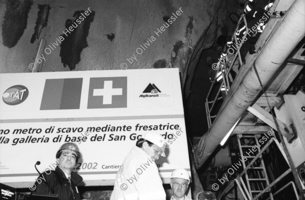 Image of sheet 20020690 photo 21: Segnung der ersten TBM Tunnelbohrmaschine in der Neat Basistunnel Bahntunnel im beisein von Neg nr. 20: Arturo Henninger Direktor Consorzio TAT, Regierungsrat Marco Borradori, Stelia Rossi und Peter Zbinden (re) neg nr. 33 a Vorsitzender der Geschäftsleitung AlpTransit Gotthard AG 
Einweihung der TBM 'Sissi' beim Südportal in Bodio
Auf der Baustelle in Bodio hat die erste Tunnelbohrmaschine die Vortriebsarbeit aufgenommen. Sie hat 15 km Fels bis Faido vor sich.

Marc Valance und Mic T. Ganz Tremola Gotthardpass Autostrasse San Gottardo 
aus: Gotthard, das Hindernis verbindet. Schweiz, Switzerland, Svizzera, Kanton Tessin, Ticino, Via Gottardo