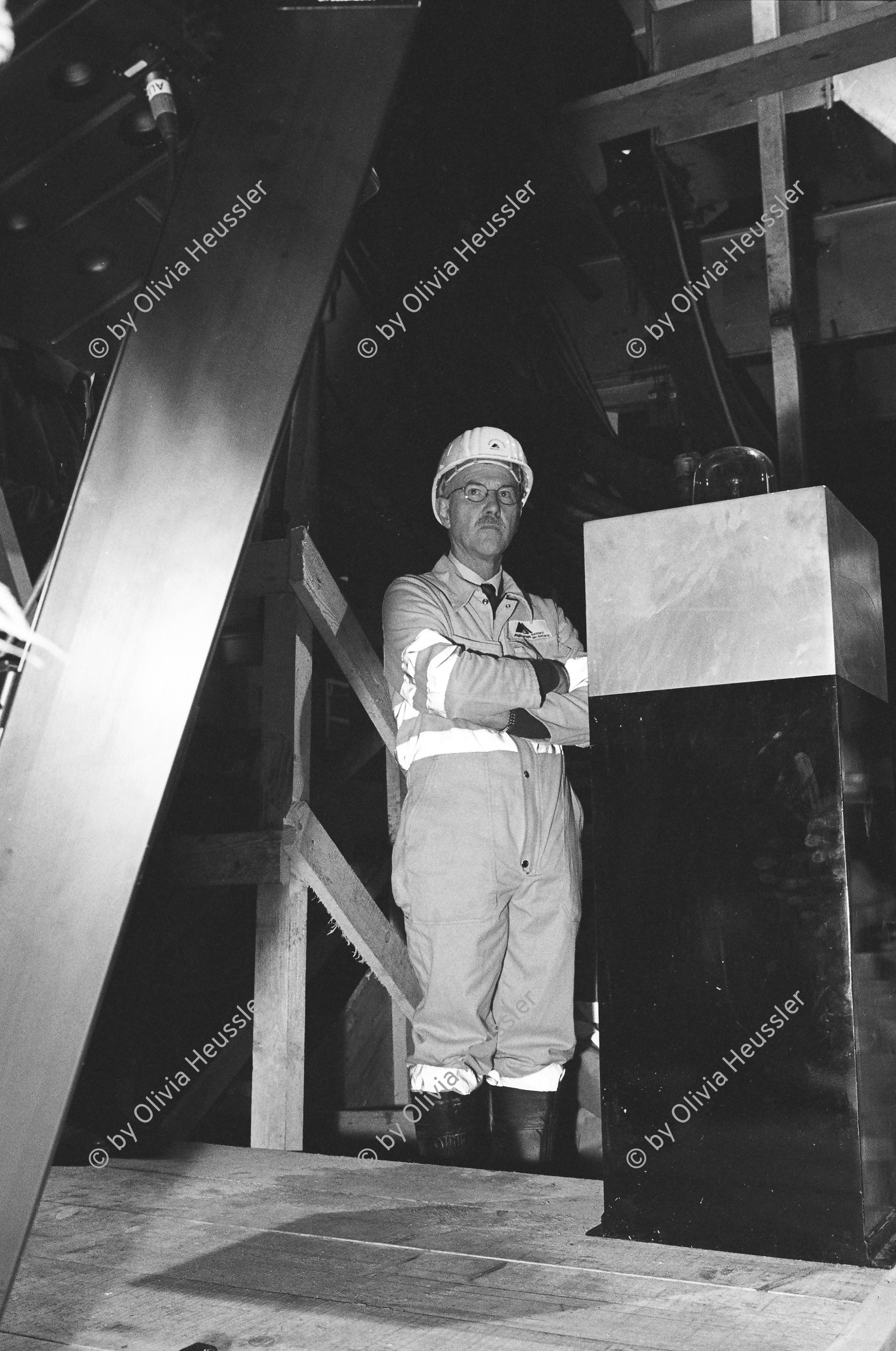 Image of sheet 20020690 photo 33: Segnung der ersten TBM Tunnelbohrmaschine in der Neat Basistunnel Bahntunnel im Beisein von Peter Zbinden, Vorsitzender der Geschäftsleitung AlpTransit Gotthard AG Einweihung der TBM 'Sissi' beim Südportal in Bodio
Auf der Baustelle in Bodio hat die erste Tunnelbohrmaschine die Vortriebsarbeit aufgenommen. Sie hat 15 km Fels bis Faido vor sich. San Gottardo 
aus: Gotthard, das Hindernis verbindet. 
Schweiz, Switzerland, Svizzera, Kanton Tessin, Ticino, Via Gottardo 2002 √
