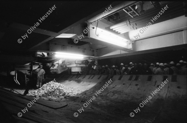 Image of sheet 20020700 photo 21: unter der tbm Segnung der TBM Tunnelbohrmaschiene in der Neat Basistunnel Gotthard Bahntunnel im Beisein Regierungsrat Marco Borradori und Peter Zbinden 27-29 Vorsitzender der Geschäftsleitung AlpTransit Gotthard AG Einweihung der TBM beim Südportal in Bodio
Auf der Baustelle in Bodio hat die erste Tunnelbohrmaschine die Vortriebsarbeit aufgenommen. Sie hat 15 km Fels bis Faido vor sich.
santa Barbara Heilige Schutzgöttin der Tunnelarbeiter 23-24
arbeiter der Firma herrenknecht an der TBM