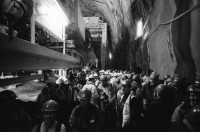 Image of sheet 20020700 photo 4: unter der tbm Segnung der TBM Tunnelbohrmaschiene in der Neat Basistunnel Gotthard Bahntunnel im Beisein Regierungsrat Marco Borradori und Peter Zbinden 27-29 Vorsitzender der Geschäftsleitung AlpTransit Gotthard AG Einweihung der TBM beim Südportal in Bodio
Auf der Baustelle in Bodio hat die erste Tunnelbohrmaschine die Vortriebsarbeit aufgenommen. Sie hat 15 km Fels bis Faido vor sich.
santa Barbara Heilige Schutzgöttin der Tunnelarbeiter 23-24
arbeiter der Firma herrenknecht an der TBM