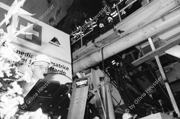 Image of sheet 20020710 photo 1: Bauwirtschaft Tunnelbau Neat Gotthard Basistunnel
Auf der Baustelle in Bodio hat am 7.11.02 die erste Tunnelbohrmaschine die Vortriebsarbeit aufgenommen. Sie hat 15 km Fels bis Faido vor sich.
Segnung der TBM Tunnelbohrmaschiene in der Neat Bahntunnel im Beisein
Regierungsrat Marco Borradori re 19,33-34 und Peter Zbinden 22-25 Vorsitzender der Geschäftsleitung AlpTransit Gotthard AG Einweihung der TBM beim Südportal in Bodio
santa Barbara Heilige Schutzgöttin der Tunnelarbeiter 23-24
arbeiter der Firma herrenknecht an der TBM