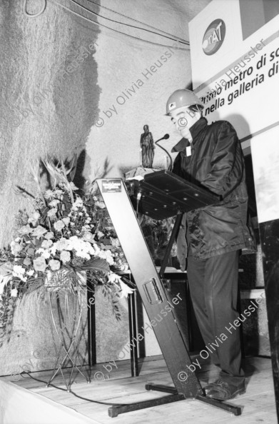 Image of sheet 20020710 photo 10: Bauwirtschaft Tunnelbau Neat Gotthard Basistunnel
Auf der Baustelle in Bodio hat am 7.11.02 die erste Tunnelbohrmaschine die Vortriebsarbeit aufgenommen. Sie hat 15 km Fels bis Faido vor sich.
Segnung der TBM Tunnelbohrmaschiene in der Neat Bahntunnel im Beisein
Regierungsrat Marco Borradori re 19,33-34 und Peter Zbinden 22-25 Vorsitzender der Geschäftsleitung AlpTransit Gotthard AG Einweihung der TBM beim Südportal in Bodio
santa Barbara Heilige Schutzgöttin der Tunnelarbeiter 23-24
arbeiter der Firma herrenknecht an der TBM