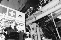 Image of sheet 20020710 photo 9: Bauwirtschaft Tunnelbau Neat Gotthard Basistunnel
Auf der Baustelle in Bodio hat am 7.11.02 die erste Tunnelbohrmaschine die Vortriebsarbeit aufgenommen. Sie hat 15 km Fels bis Faido vor sich.
Segnung der TBM Tunnelbohrmaschiene in der Neat Bahntunnel im Beisein
Regierungsrat Marco Borradori re 19,33-34 und Peter Zbinden 22-25 Vorsitzender der Geschäftsleitung AlpTransit Gotthard AG Einweihung der TBM beim Südportal in Bodio
santa Barbara Heilige Schutzgöttin der Tunnelarbeiter 23-24
arbeiter der Firma herrenknecht an der TBM