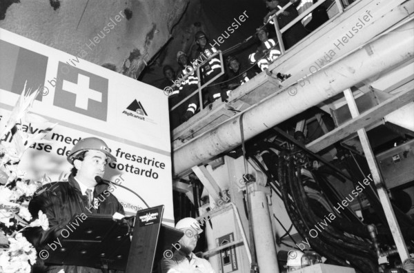 Image of sheet 20020710 photo 9: Bauwirtschaft Tunnelbau Neat Gotthard Basistunnel
Auf der Baustelle in Bodio hat am 7.11.02 die erste Tunnelbohrmaschine die Vortriebsarbeit aufgenommen. Sie hat 15 km Fels bis Faido vor sich.
Segnung der TBM Tunnelbohrmaschiene in der Neat Bahntunnel im Beisein
Regierungsrat Marco Borradori re 19,33-34 und Peter Zbinden 22-25 Vorsitzender der Geschäftsleitung AlpTransit Gotthard AG Einweihung der TBM beim Südportal in Bodio
santa Barbara Heilige Schutzgöttin der Tunnelarbeiter 23-24
arbeiter der Firma herrenknecht an der TBM