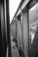 Image of sheet 20020720 photo 31: Bauwirtschaft Tunnelbau Neat Gotthard Basistunnel Alptransit Basistunnel Bahntunnel Tunnelarbeiter Garderobe mit Helme und Stiefel, etc. Amsteg Nordportal 

aus: Gotthard, das Hindernis verbindet. Schweiz, Switzerland, Svizzera, Kanton Uri, Via Gottardo