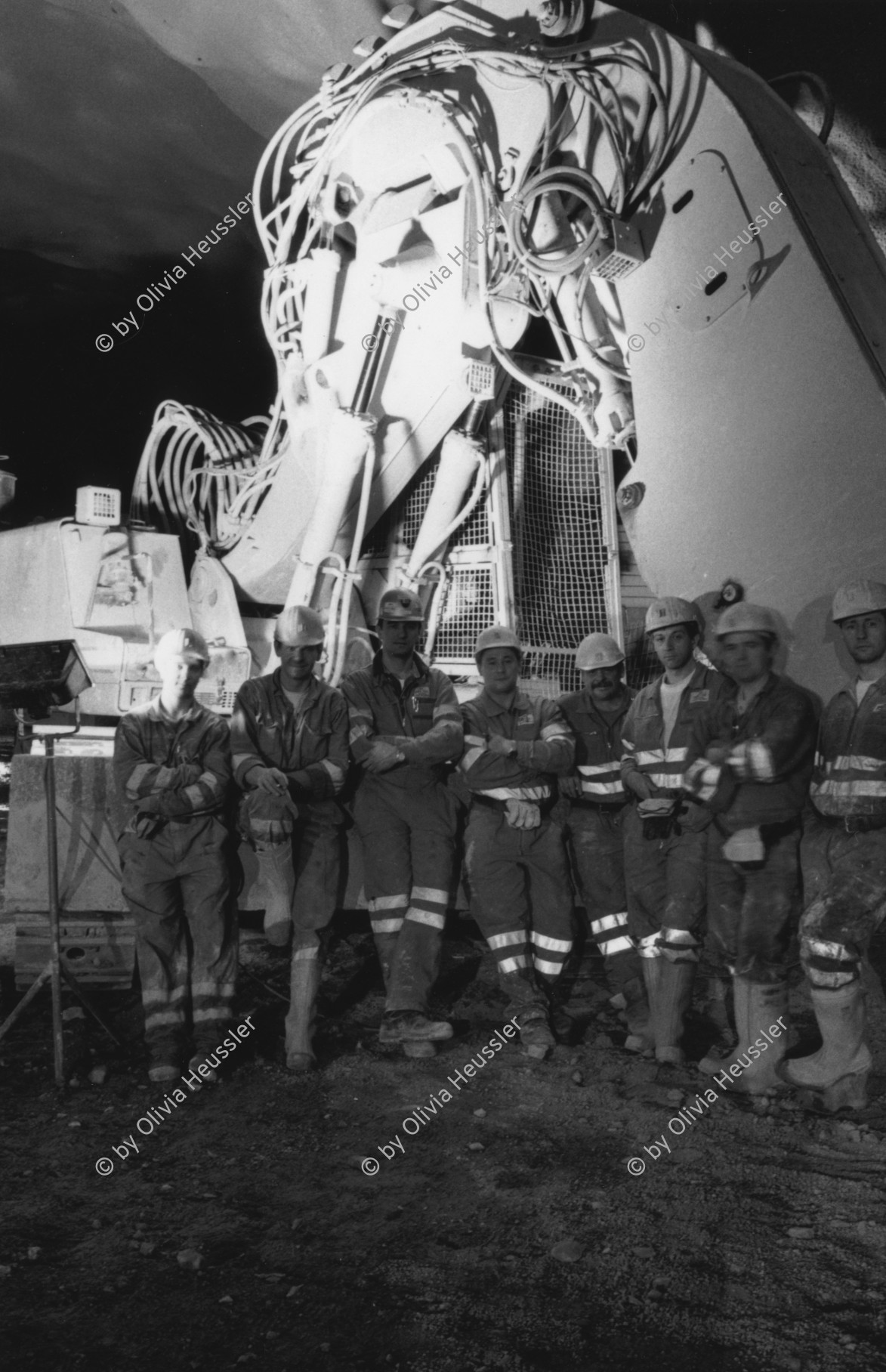 Image of sheet 20020720 photo 8: Bauwirtschaft Tunnelbau Neat Gotthard Basistunnel Alptransit Bahntunnel Tunnelarbeiter Gruppenbild Amsteg Nordportal

aus: Gotthard, das Hindernis verbindet. 
Schweiz, Switzerland, Svizzera, Kanton Uri, Via Gottardo 2002 √