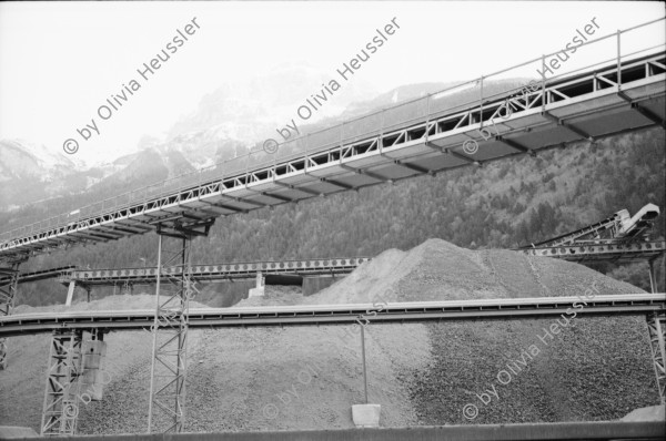 Image of sheet 20020730 photo 23: Autokolonne am Gotthard Suedportal in Airolo Gotthard Nordseite mit Schnee auf Autostrasse 
Badi Enge tische gedeckt Austern stechen bei Suedhang mit mathis pilloud in Zürich
Kiesaushub in amsteg Nordportal Neat  nr. 31 Adolf Ogi gibt interview