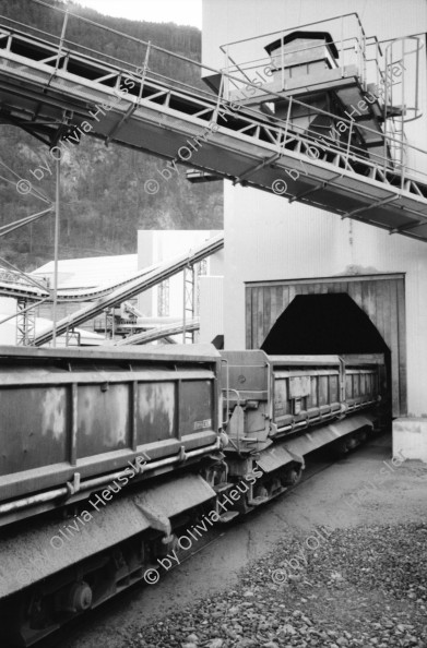 Image of sheet 20020730 photo 24: Autokolonne am Gotthard Suedportal in Airolo Gotthard Nordseite mit Schnee auf Autostrasse 
Badi Enge tische gedeckt Austern stechen bei Suedhang mit mathis pilloud in Zürich
Kiesaushub in amsteg Nordportal Neat  nr. 31 Adolf Ogi gibt interview