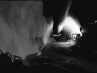 Image of sheet 20020730 photo 30: Autokolonne am Gotthard Suedportal in Airolo Gotthard Nordseite mit Schnee auf Autostrasse 
Badi Enge tische gedeckt Austern stechen bei Suedhang mit mathis pilloud in Zürich
Kiesaushub in amsteg Nordportal Neat  nr. 31 Adolf Ogi gibt interview