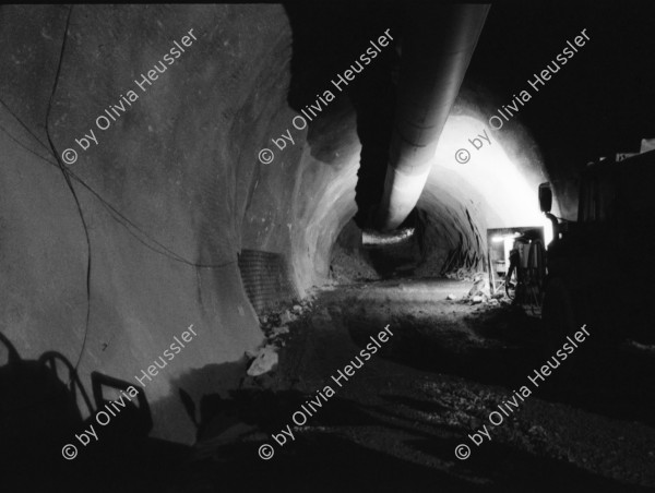 Image of sheet 20020730 photo 30: Autokolonne am Gotthard Suedportal in Airolo Gotthard Nordseite mit Schnee auf Autostrasse 
Badi Enge tische gedeckt Austern stechen bei Suedhang mit mathis pilloud in Zürich
Kiesaushub in amsteg Nordportal Neat  nr. 31 Adolf Ogi gibt interview