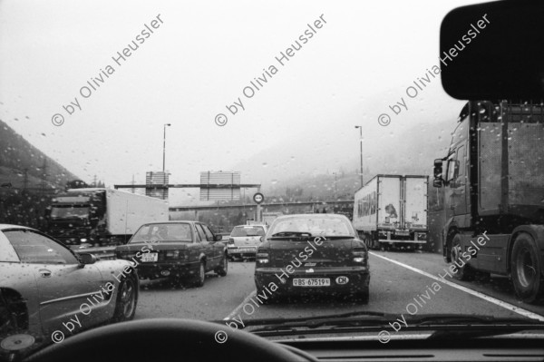 Image of sheet 20020730 photo 4: Autokolonne am Gotthard Suedportal in Airolo Gotthard Nordseite mit Schnee auf Autostrasse 
Badi Enge tische gedeckt Austern stechen bei Suedhang mit mathis pilloud in Zürich
Kiesaushub in amsteg Nordportal Neat  nr. 31 Adolf Ogi gibt interview