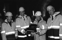 Image of sheet 20020740 photo 25: Bahnlinie Neat Baustelle Gotthard Nordportal Amsteg Adolf Odi nr. 2 re 6-9 nr. 17 photograph Jean Odermatt Tuba Tischdecke mit Alptransit Signet Zbinden mit Svp Altbundesrat Adolf Dölf Ogi nr. 11-12 Vorbereitung eines Buffets Tunnelbrust 
aus: Gotthard, das Hindernis verbindet. Schweiz, Switzerland, Svizzera, Kanton Uri, Via Gottardo