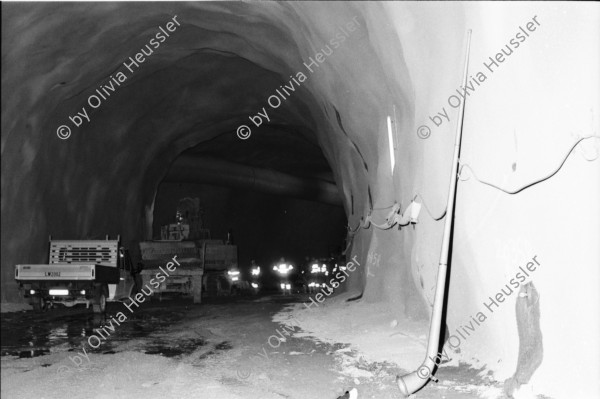 Image of sheet 20020740 photo 37: Bahnlinie Neat Baustelle Gotthard Nordportal Amsteg Adolf Odi nr. 2 re 6-9 nr. 17 photograph Jean Odermatt Tuba Tischdecke mit Alptransit Signet Zbinden mit Svp Altbundesrat Adolf Dölf Ogi nr. 11-12 Vorbereitung eines Buffets Tunnelbrust 
aus: Gotthard, das Hindernis verbindet. Schweiz, Switzerland, Svizzera, Kanton Uri, Via Gottardo