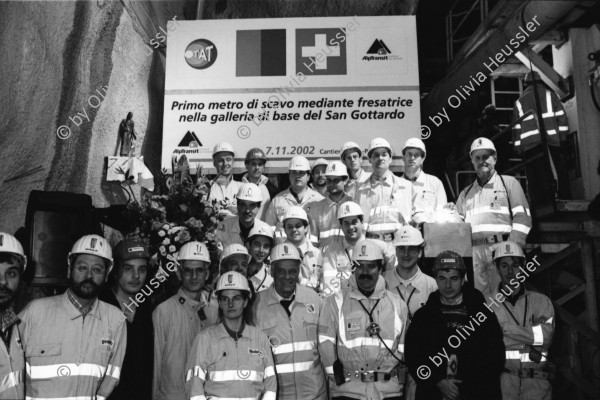 Image of sheet 20020750 photo 4: Bauwirtschaft Tunnelbau Neat
Segnung der TBM Tunnelbohrmaschiene in der Neat Gotthard-Basistunnel im Beisein
Regierungsrat Marco Borradori und Peter Zbinden Vorsitzender der Geschäftsleitung AlpTransit Gotthard AG Einweihung der TBM beim Südportal in Bodio
Tunnelarbeiter nr. 11 der Radiojournalist Korrespondent Tessin DRS Alexander Grass (li) Aushub! Stollenbahn
Arbeiter der Firma Herrenknecht an der TBM