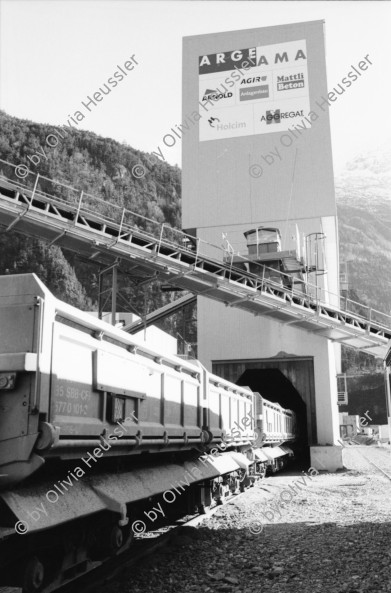 Image of sheet 20020760 photo 23: Gotthard Basistunnel Neat Bahntunnel im Beisein
Peter Zbinden nr. 8 Vorsitzender der Geschäftsleitung AlpTransit Gotthard AG 
Svp Altbundesrat Adolf Dölf Ogi  0-2 
Tunnelarbeiter Gruppenbild in Uniformen Garderobe Aushub Material neg. nr. 12 li Adolf Ogi mit Olivia Heussler re. Marc Valance 
Barakendorf der Arbeiter 
aus: Gotthard, das Hindernis verbindet.
Kanton Uri, Schweiz Svizzera, Switzerland