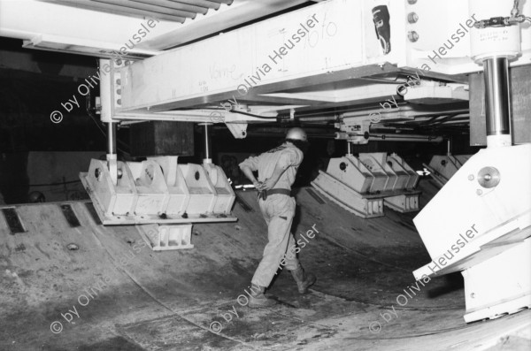 Image of sheet 20020770 photo 16: Verkehr
Segnung der TBM Tunnelbohrmaschine in der Neat Gotthard-Basistunnel im Beisein
Regierungsrat Marco Borradori und Peter Zbinden Vorsitzender der Geschäftsleitung AlpTransit Gotthard AG Einweihung der TBM beim Südportal in Bodio
Tunnelarbeiter  Aushub! Stollenbahn
arbeiter der Firma Herrenknecht an der TBM
Ely Riva TiPress Fotograf Nr. 5 neg