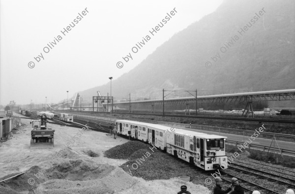 Image of sheet 20020770 photo 3: Verkehr
Segnung der TBM Tunnelbohrmaschine in der Neat Gotthard-Basistunnel im Beisein
Regierungsrat Marco Borradori und Peter Zbinden Vorsitzender der Geschäftsleitung AlpTransit Gotthard AG Einweihung der TBM beim Südportal in Bodio
Tunnelarbeiter  Aushub! Stollenbahn
arbeiter der Firma Herrenknecht an der TBM
Ely Riva TiPress Fotograf Nr. 5 neg