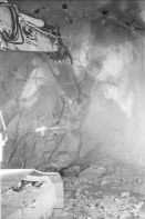 Image of sheet 20020780 photo 23: in der Neat Bahntunnel  AlpTransit Gotthard AG beim Südportal in Bodio
Tunnelbrust am Ende der Lockergesteinszone unmittelbar vor dem Durchbruch in die Oströhre
aus: Gotthard, das Hindernis verbindet.
Kanton Tessin Ticino, Svizzera, Schweiz, Switzerland