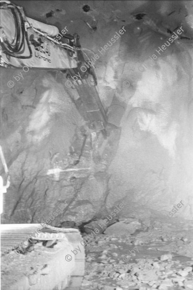 Image of sheet 20020780 photo 23: in der Neat Bahntunnel  AlpTransit Gotthard AG beim Südportal in Bodio
Tunnelbrust am Ende der Lockergesteinszone unmittelbar vor dem Durchbruch in die Oströhre
aus: Gotthard, das Hindernis verbindet.
Kanton Tessin Ticino, Svizzera, Schweiz, Switzerland