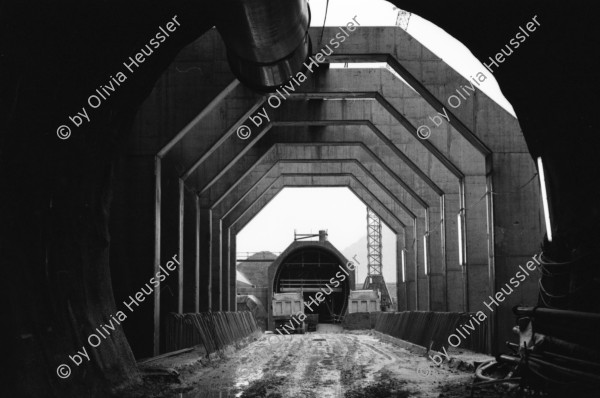 Image of sheet 20020780 photo 4: in der Neat Bahntunnel  AlpTransit Gotthard AG beim Südportal in Bodio
Tunnelbrust am Ende der Lockergesteinszone unmittelbar vor dem Durchbruch in die Oströhre
aus: Gotthard, das Hindernis verbindet.
Kanton Tessin Ticino, Svizzera, Schweiz, Switzerland