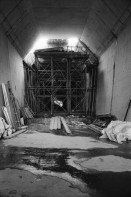 Image of sheet 20020790 photo 6: Neat Bahntunnel Gotthardbasistunnel Baustelle Suedportal
AlpTransit Gotthard AG  Südportal in Bodio 
Durchstich zur Oströhre Faido Gruppenbild Mineure zur Feier des ersten Durchbruchs im Basistunnel. 
...Wir sind zur Feier in den Gotthard-Basistunnel gekommen: den ersten Durchbruch im Jahrhundertbauwerk, nämlich von der Lockergesteinszone in die nördlich anschliessende Oströhre. Vor der Tunnelbrust steht erhöht wie auf einer Bühne ein gelber, von Scheinwerfern angestrahlter Bagger. Ende der Lockergesteinszone, die Tunnelbrust, auf der das auszubrechende Profil mit roten Punkten markiert ist, besteht aus solidem , monolithischem Leventinagranit. Die Mineure strömen in den Stollen, Lautsprecher werden montiert. ... Durch die Oeffnung sehen wir in die Oströhre hinüber...
Arbeiter der Firma Herrenknecht an der TBM
aus: Gotthard, das Hindernis verbindet. Kanton Tessin, Ticino, Schweiz Svizzera, Switzerland 2002