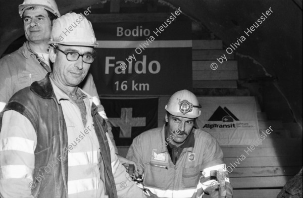 Image of sheet 20020800 photo 27: Neat Bahntunnel Gotthardbasistunnel Baustelle Suedportal
AlpTransit Gotthard AG Südportal in Bodio
Durchstich zur Oströhre Faido Gruppenbild Mineure zur Feier des ersten Durchbruchs im Basistunnel. nr. 29 Olivia Heussler