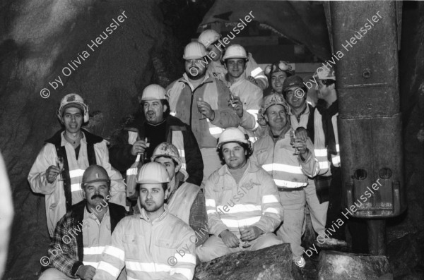 Image of sheet 20020800 photo 32: Neat Bahntunnel Gotthardbasistunnel Baustelle Suedportal
AlpTransit Gotthard AG Südportal in Bodio
Durchstich zur Oströhre Faido Gruppenbild Mineure zur Feier des ersten Durchbruchs im Basistunnel. nr. 29 Olivia Heussler