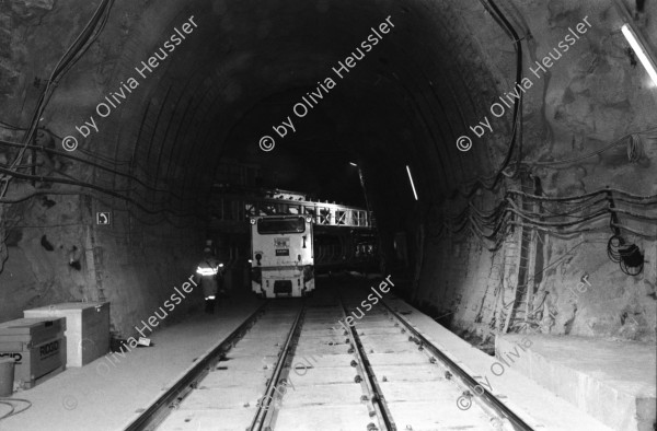 Image of sheet 20020810 photo 15: Neat Bahntunnel Gotthardbasistunnel Baustelle Suedportal
AlpTransit Gotthard AG Südportal in Bodio
Durchstich zur Oströhre Faido bild Mineure zur Feier des ersten Durchbruchs im Basistunnel. Apéro
nr. li :Michael T. Ganz re: Marc Valance nr. 24 Olivia Heussler
Montage des Bohrkopfs der TBM Tunnelbohrmaschiene Firma Herrenknecht. an der Tunnelbrust Arbeiter Graffitti Schweisser  unter der TBM