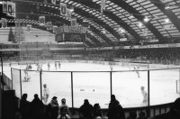 Image of sheet 20020830 photo 21: Mic T. Ganz mit Helm in Garderobe Neat Basistunnel Gotthard der AlpTransit AG in Bodio Suedportal
HCAP Hockeyclub Ambri Piotta spielt in Ambri im Valascia  Stadion Eishalle mit Fans Curva Che Guevara Emblem  gegen Davos Spieler 5 - 11 Fanclub Uri nr. 31