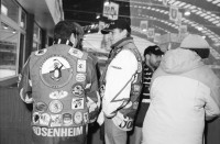 Image of sheet 20020830 photo 22: Mic T. Ganz mit Helm in Garderobe Neat Basistunnel Gotthard der AlpTransit AG in Bodio Suedportal
HCAP Hockeyclub Ambri Piotta spielt in Ambri im Valascia  Stadion Eishalle mit Fans Curva Che Guevara Emblem  gegen Davos Spieler 5 - 11 Fanclub Uri nr. 31