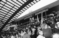 Image of sheet 20020830 photo 24: Mic T. Ganz mit Helm in Garderobe Neat Basistunnel Gotthard der AlpTransit AG in Bodio Suedportal
HCAP Hockeyclub Ambri Piotta spielt in Ambri im Valascia  Stadion Eishalle mit Fans Curva Che Guevara Emblem  gegen Davos Spieler 5 - 11 Fanclub Uri nr. 31