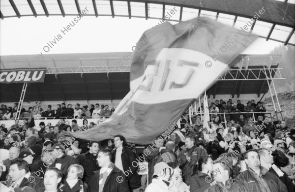 Image of sheet 20020830 photo 26: Mic T. Ganz mit Helm in Garderobe Neat Basistunnel Gotthard der AlpTransit AG in Bodio Suedportal
HCAP Hockeyclub Ambri Piotta spielt in Ambri im Valascia  Stadion Eishalle mit Fans Curva Che Guevara Emblem  gegen Davos Spieler 5 - 11 Fanclub Uri nr. 31