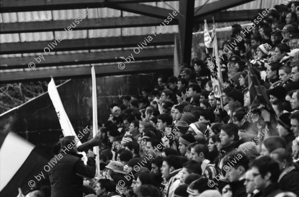 Image of sheet 20020830 photo 28: Mic T. Ganz mit Helm in Garderobe Neat Basistunnel Gotthard der AlpTransit AG in Bodio Suedportal
HCAP Hockeyclub Ambri Piotta spielt in Ambri im Valascia  Stadion Eishalle mit Fans Curva Che Guevara Emblem  gegen Davos Spieler 5 - 11 Fanclub Uri nr. 31