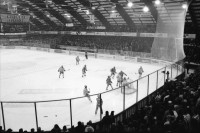 Image of sheet 20020830 photo 35: Mic T. Ganz mit Helm in Garderobe Neat Basistunnel Gotthard der AlpTransit AG in Bodio Suedportal
HCAP Hockeyclub Ambri Piotta spielt in Ambri im Valascia  Stadion Eishalle mit Fans Curva Che Guevara Emblem  gegen Davos Spieler 5 - 11 Fanclub Uri nr. 31