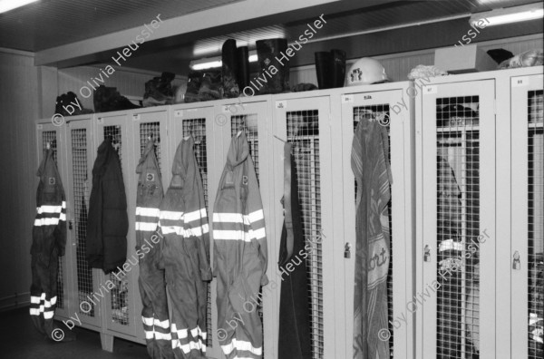 Image of sheet 20020830 photo 4: Mic T. Ganz mit Helm in Garderobe Neat Basistunnel Gotthard der AlpTransit AG in Bodio Suedportal
HCAP Hockeyclub Ambri Piotta spielt in Ambri im Valascia  Stadion Eishalle mit Fans Curva Che Guevara Emblem  gegen Davos Spieler 5 - 11 Fanclub Uri nr. 31